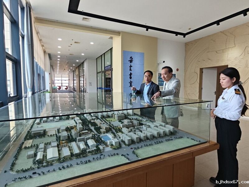参观校史馆