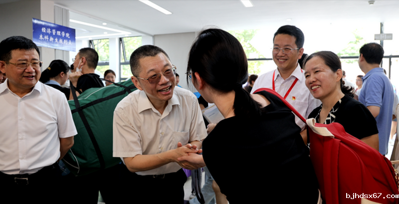 校领导慰问新生