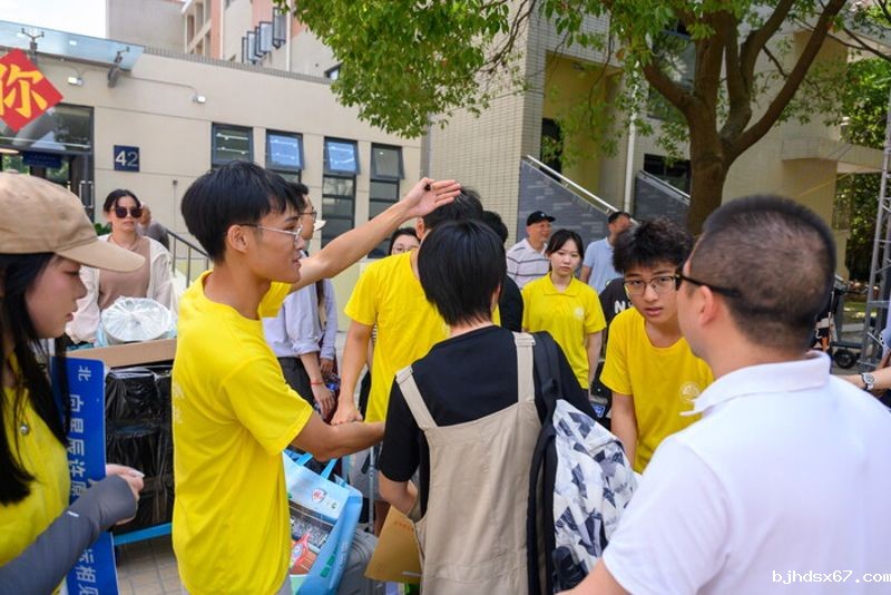 志愿者协助新生搬运行李